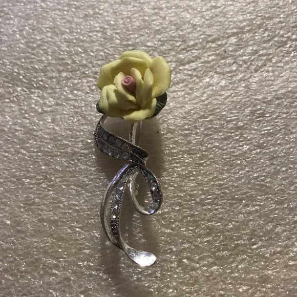 Elegant Silver and Yellow Rose Brooch - Picture 2 of 3